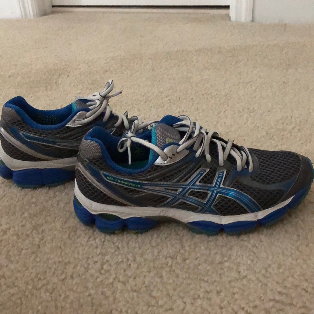 MOVING SALE!!! like new classic asics running shoe